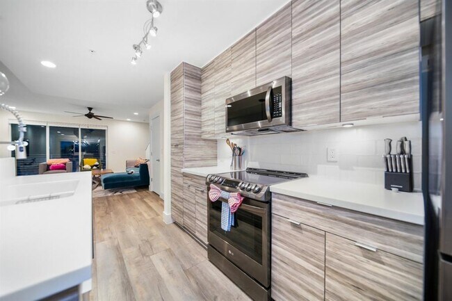 Building Photo - 604 N Bluff Dr