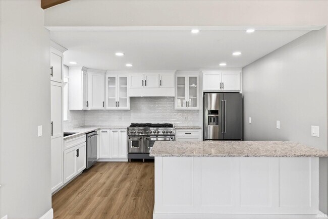 Building Photo - 633 S Ravencrest Ave