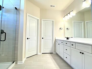 Building Photo - Room in House on Hedge Maple Dr