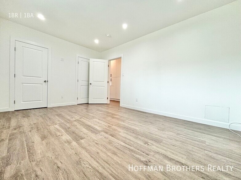 Building Photo - 1135 S Doheny Dr