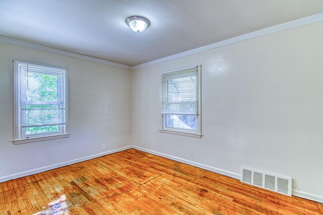 Building Photo - 170 W Maxlow Ave
