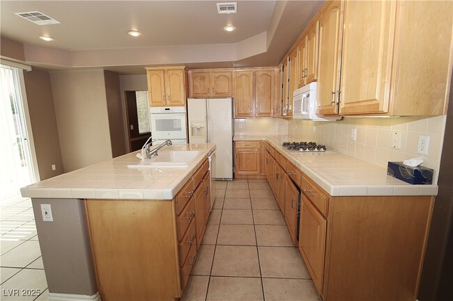 Building Photo - 437 Emerald Heights St