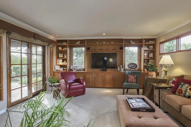 Building Photo - 15470 Oak Hills Dr