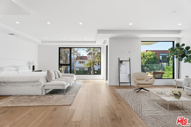 Building Photo - 725 Croft Ave