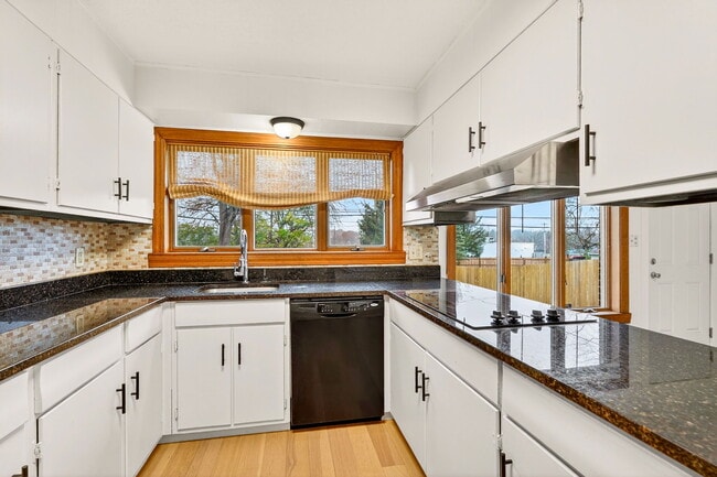 Building Photo - 3637 Sunset Dr