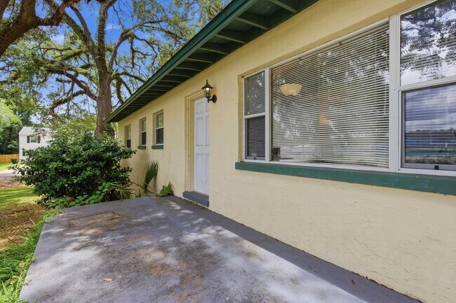 Building Photo - 1734 W Tharpe St