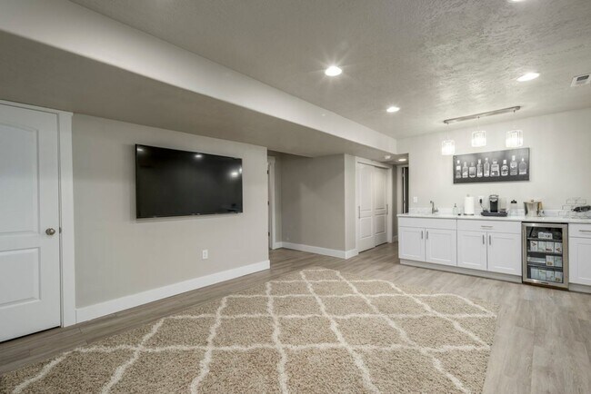 Building Photo - Beautiful Home In Clinton Area!