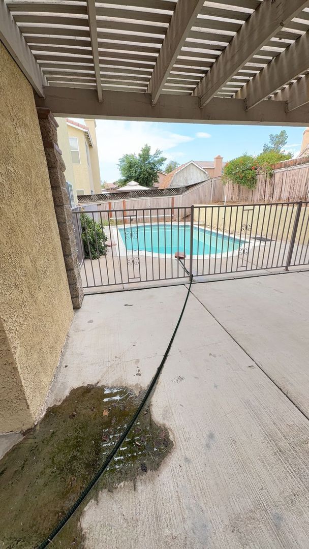 Building Photo - LARGE HOME WITH POOL! LOCATED CLOSE TO HWY...