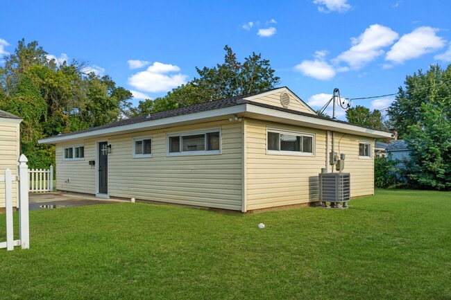 Building Photo - 38 Indian Creek Dr