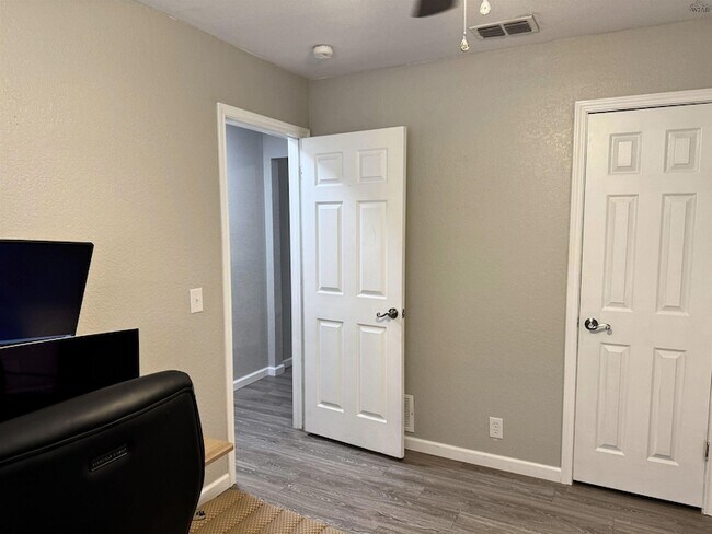 Building Photo - 1112 Lisa Ln
