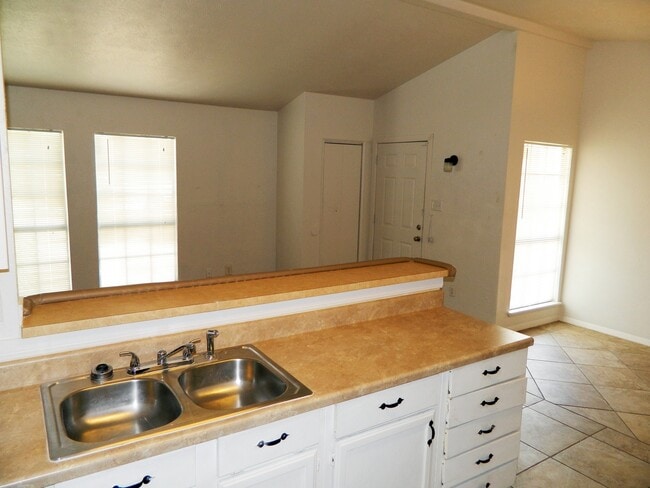 Building Photo - AVAILABLE NOW!!! Very Nice 3 Bedroom Dalla...