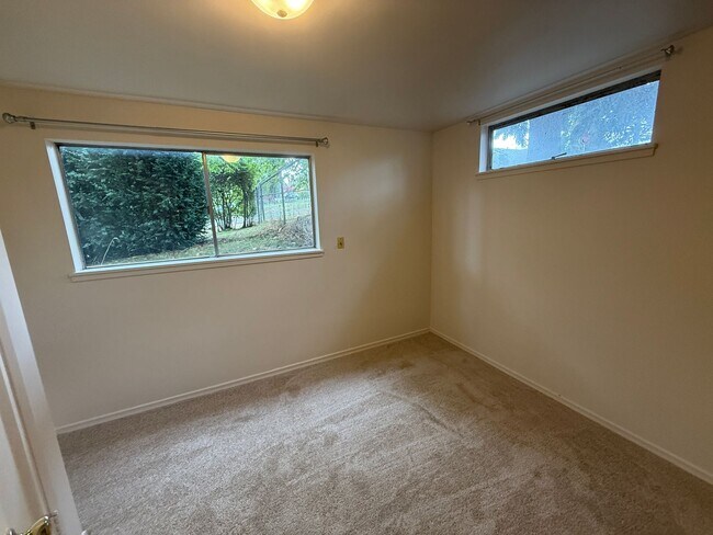 Building Photo - Lovely and Warm Home in Edmonds Available Now