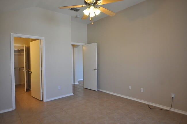 Building Photo - Custom Built Home in Flint!