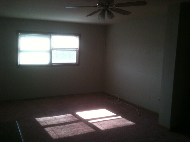 Building Photo - 141 E 5th Ave