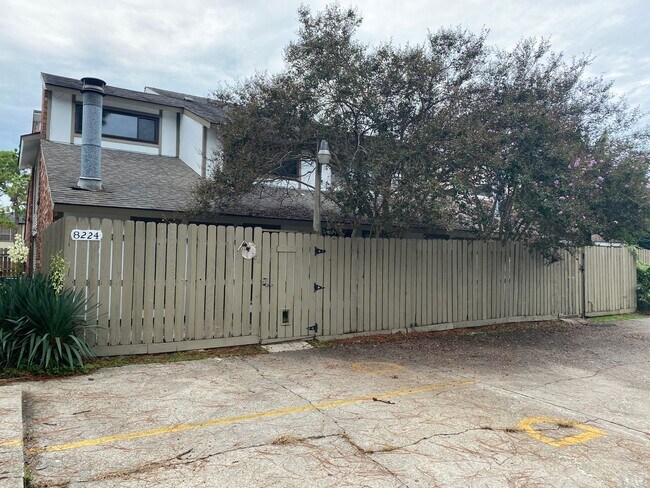 Building Photo - Spacious 3 bedroom 2 Full baths townhouse.