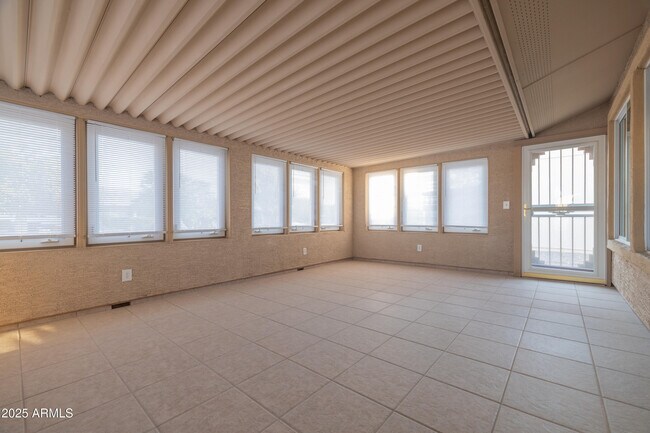Building Photo - 10005 W Oak Ridge Dr
