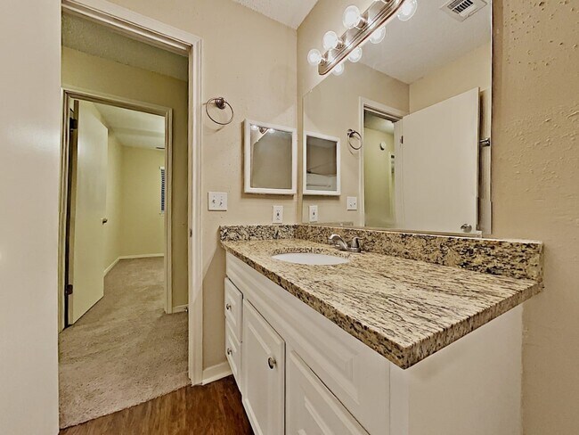 Building Photo - 18083 Glenledi Dr