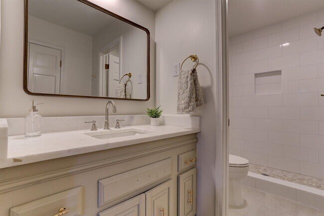 Building Photo - 3047 Newmarket Dr