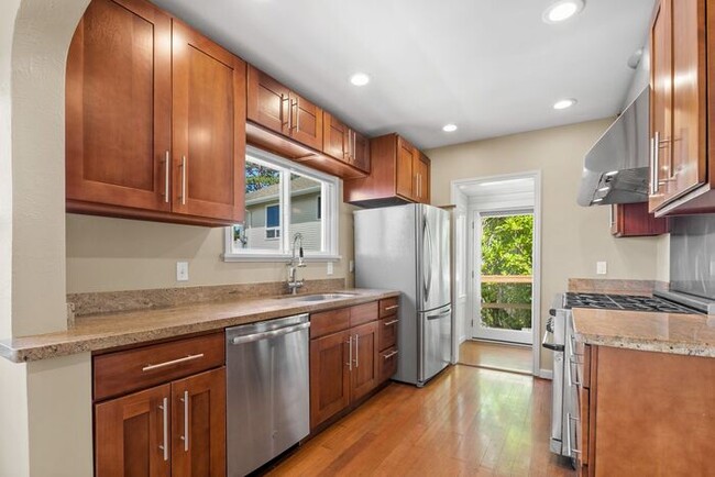 Building Photo - Charming Beach Drive Craftsman w/ AC and V...