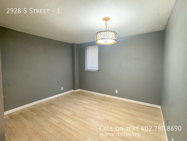 Building Photo - 3 bed 1 bath duplex with garage!