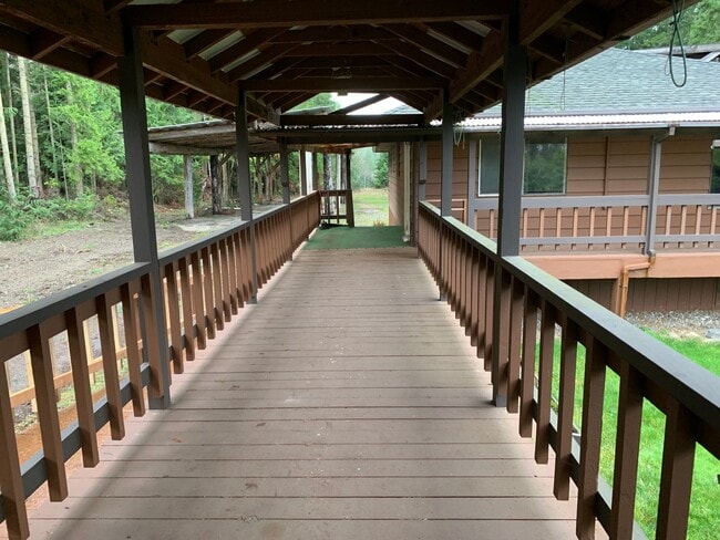 Building Photo - **Daisey King **