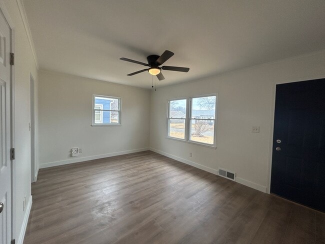 Building Photo - Newly updated 2 bedroom 1 bath home in Rock Island with Garage!