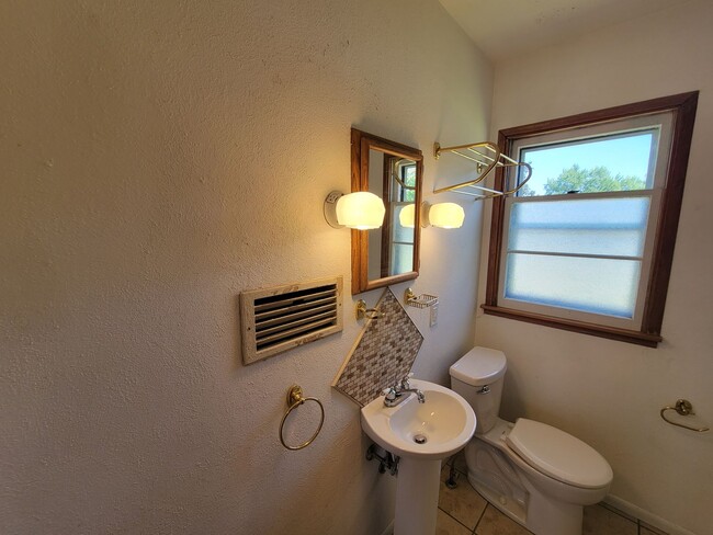 Building Photo - 2 Bedroom House