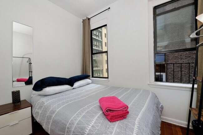 Building Photo - 474 9th Ave