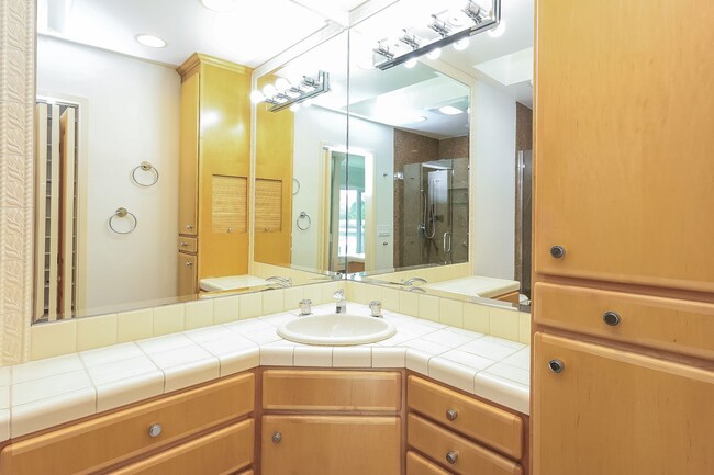 Building Photo - Available! Beautiful 3 Bedroom Townhome In...