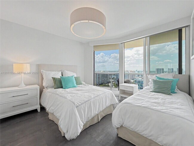 Building Photo - 17555 Collins Ave