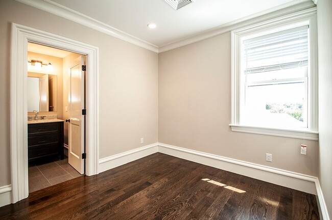 Building Photo - Luxury 4 bedroom 4.5 bathroom new reno Coo...