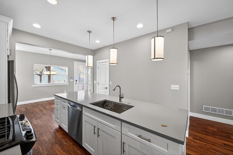 Building Photo - 1750 W 40th Ave