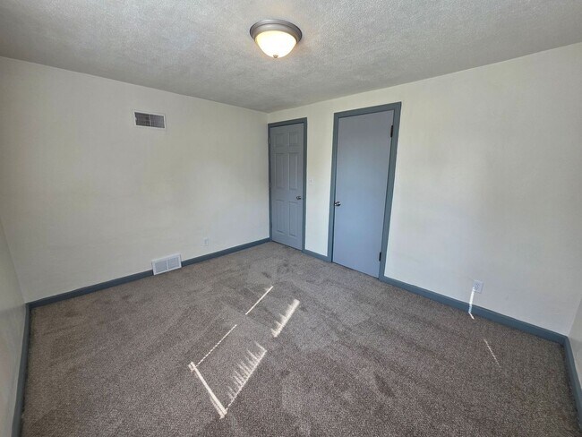 Building Photo - 753 Appleton Rd