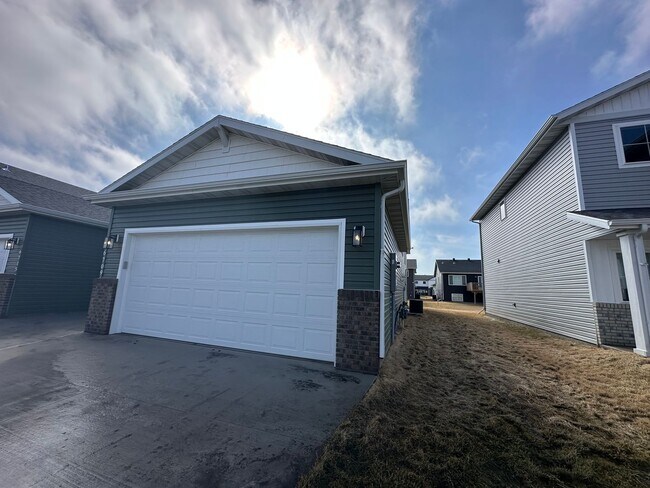 Building Photo - 4-Bedroom, 2-Bathroom Twin Home in South Fargo!