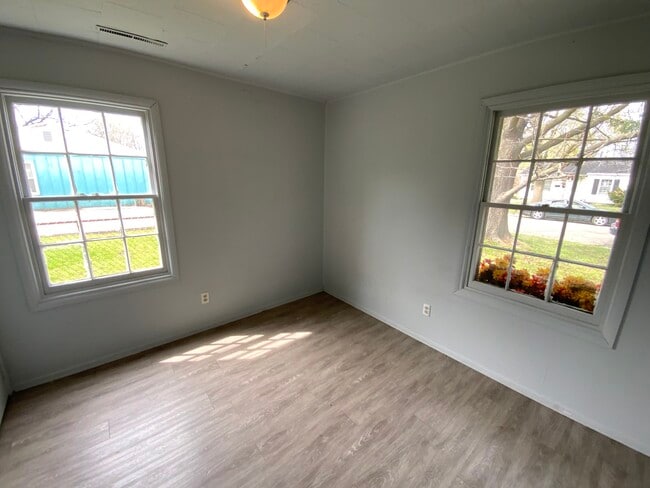 Building Photo - 1504 Edgewood Dr