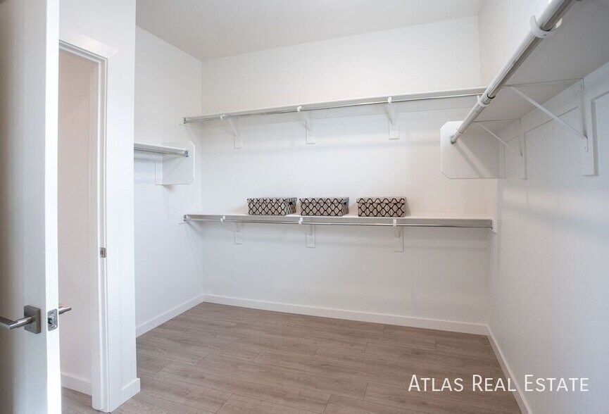 Building Photo - 1120 W Villa Theresa Dr