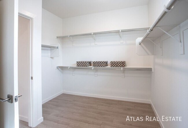 Building Photo - 1112 W Villa Theresa Dr