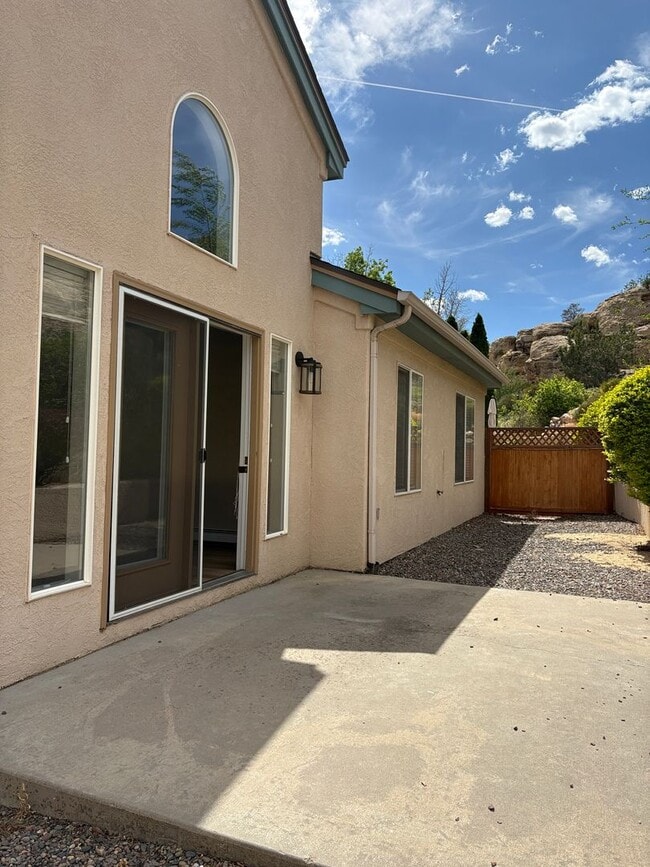 Building Photo - Don't miss this three bed two bath with a view!