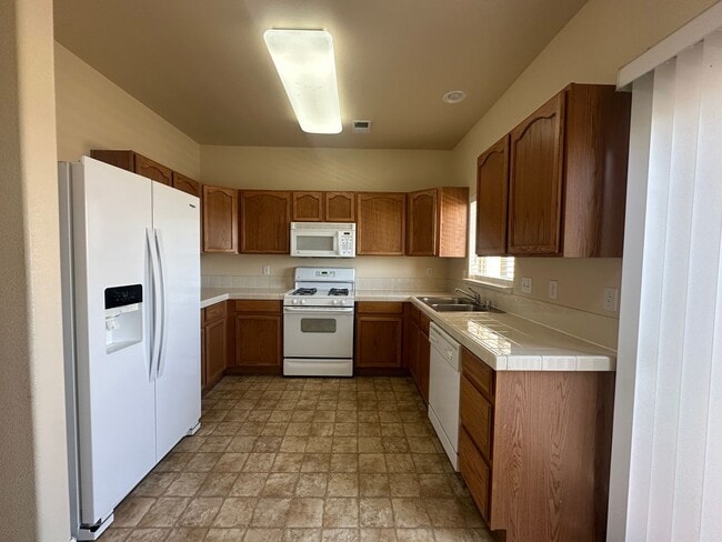 Building Photo - Great Townhome 2 bed 2 1/2 bath 2 car tandem garage.