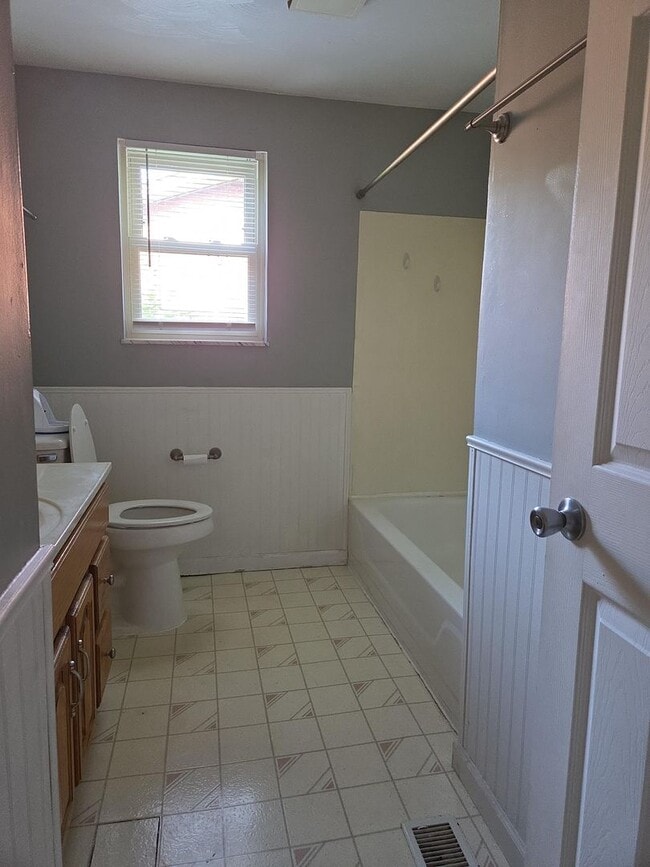 Building Photo - Great 4BR, 2BA single family home with AC ...