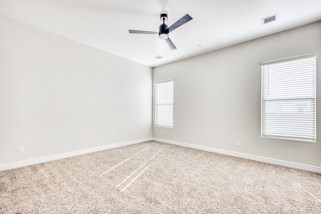 Building Photo - Beautiful East side House 4 bed-2.5 baths, part of The Overlook Casa Club that includes Swimming ...