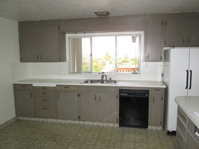 Building Photo - 221 Longview Ln