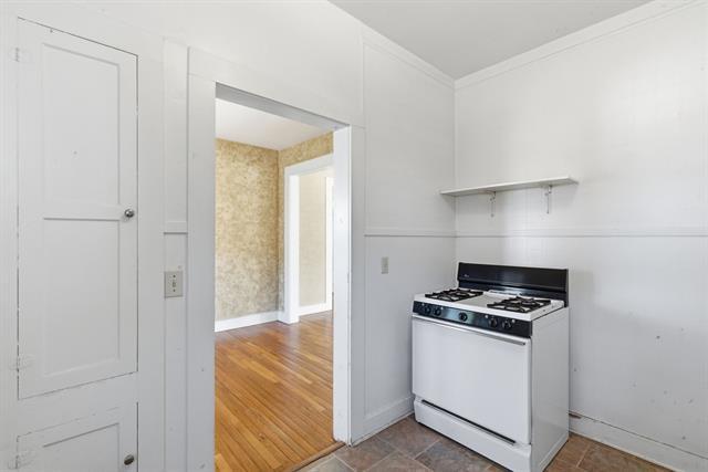 Building Photo - 128 W Oak St