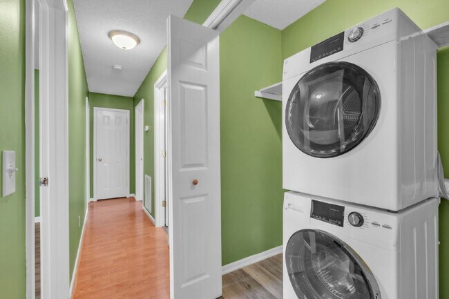 Building Photo - 3BR/2BA Cul-de-Sac Retreat Minutes from Downtown..Fenced Yard & Deck! $2100/mo rent