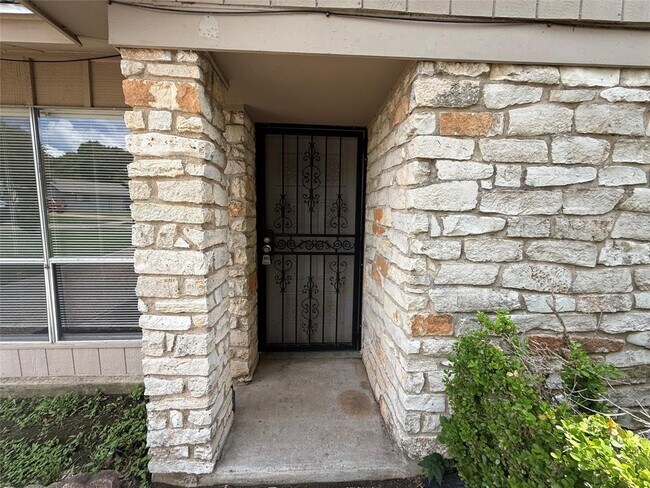 Building Photo - 1109 Village Green Dr