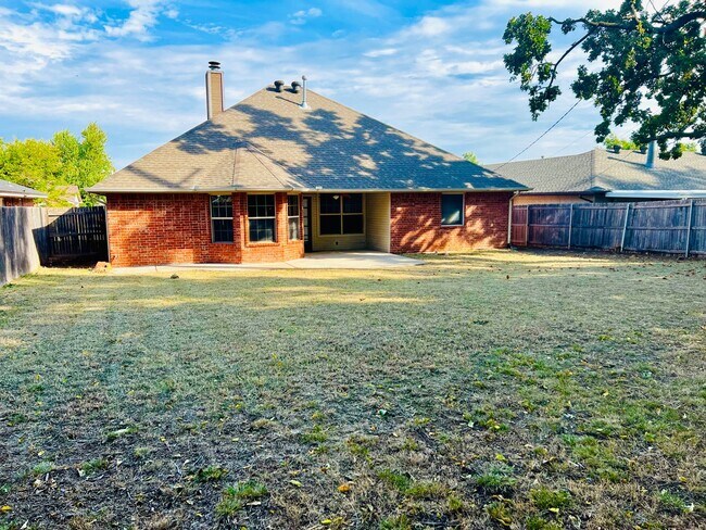 Building Photo - Gorgeous 3BD 2BA with Bonus Office Space in Del City!!