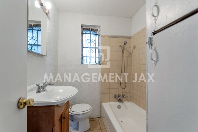 Building Photo - 1464 W 6th St