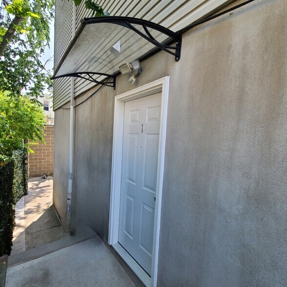 Private Entrance - 5410 Adams St