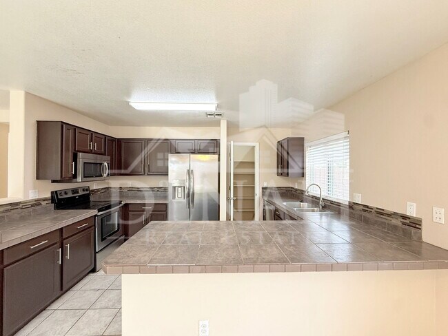 Building Photo - 805 S Esmeralda
