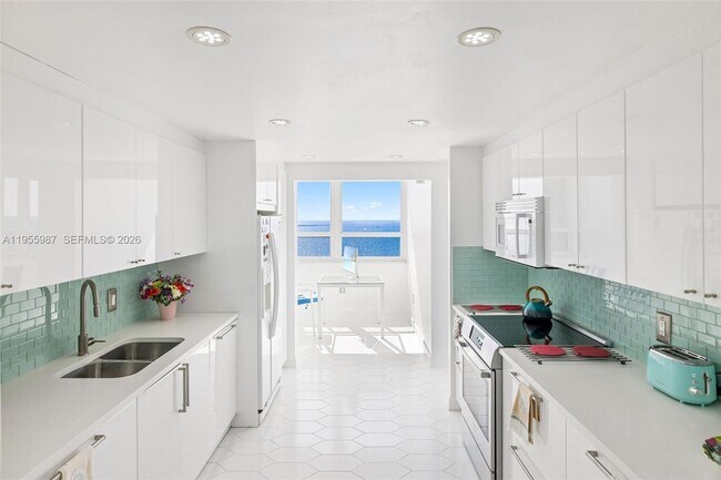 Building Photo - 1 Grove Isle Dr